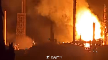 澳大利亚一炼油厂深夜起火 澳大利亚一炼油厂深夜起火