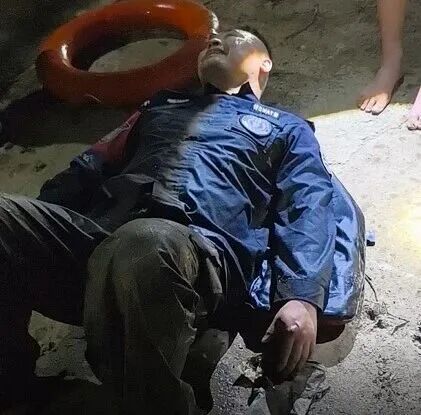 特警队员张智勇累瘫在地上,笑了 特警队员张智勇累瘫在地上,笑了