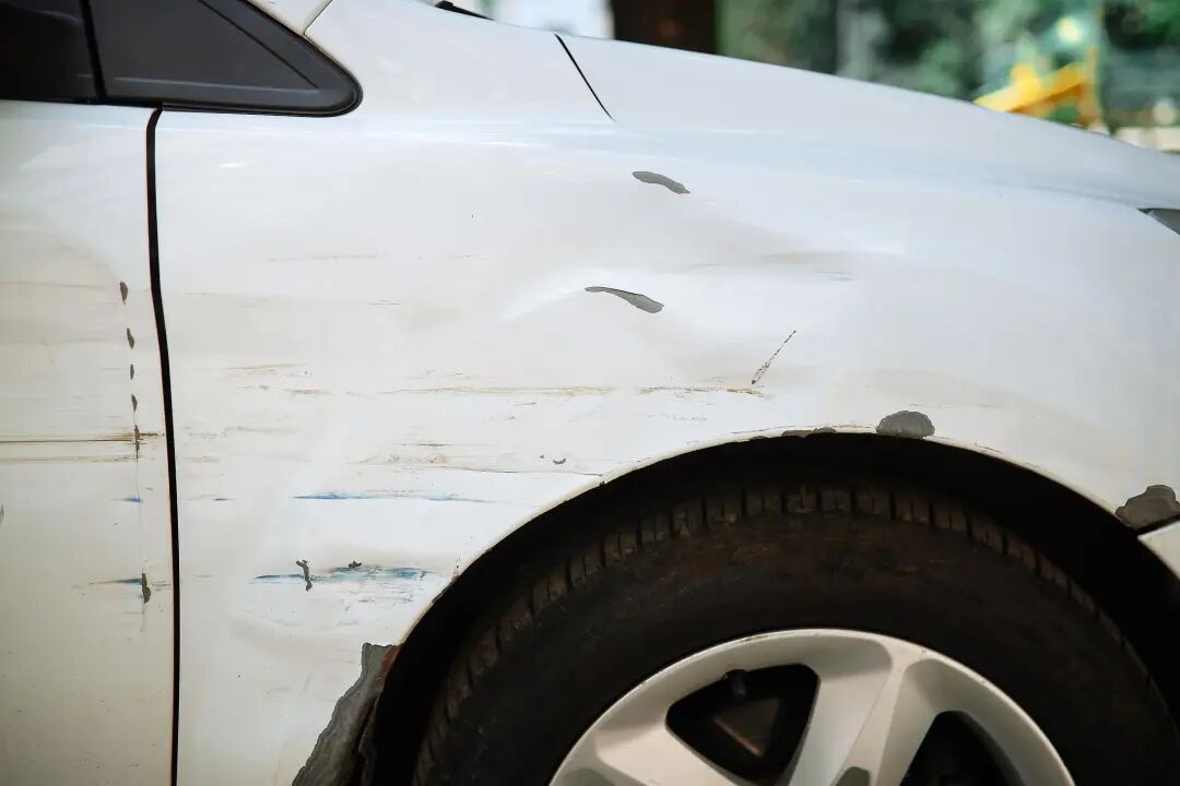 央视曝光车损理赔骗保黑产：翟某以“免费修车”为诱饵，5年间伪造300多起虚假交通事故