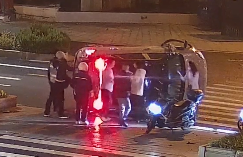 车辆侧翻冒烟、人员被困!辅警、代驾司机…… 一拥而上! 车辆侧翻冒烟、人员被困!辅警、代驾司机…… 一拥而上!