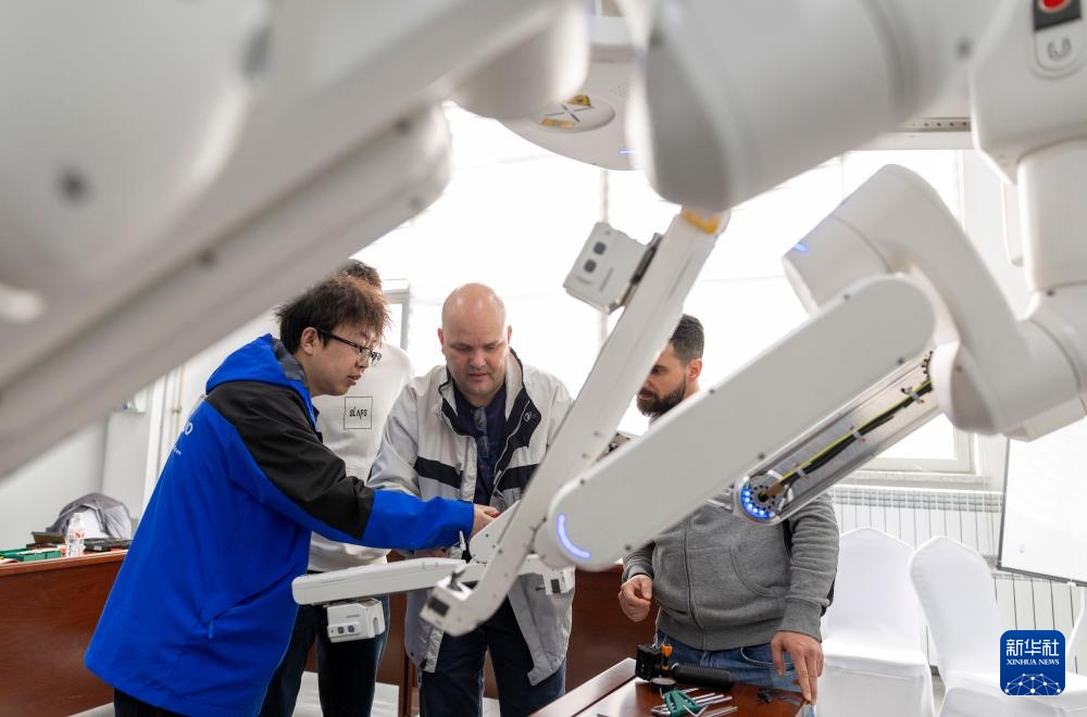 “中国智造”手术机器人走向世界