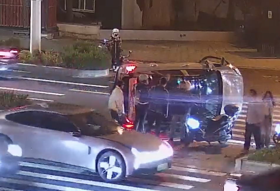 车辆侧翻冒烟、人员被困!辅警、代驾司机…… 一拥而上! 车辆侧翻冒烟、人员被困!辅警、代驾司机…… 一拥而上!