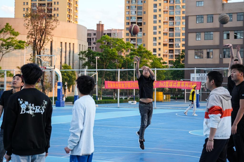 这所高校老师集体上秤,还跟学生学摔跤,为啥? 这所高校老师集体上秤,还跟学生学摔跤,为啥?