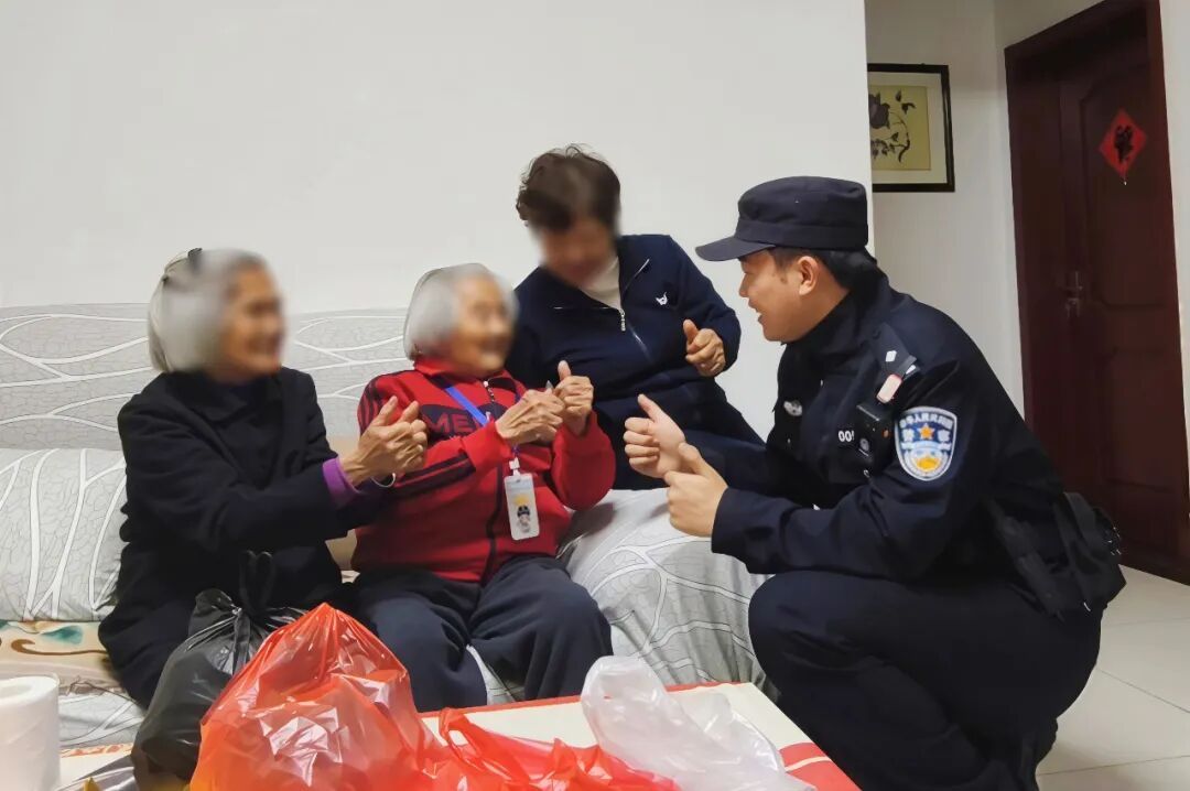 “星夜护归途,百岁得安返——人民的好警察!” “星夜护归途,百岁得安返——人民的好警察!”