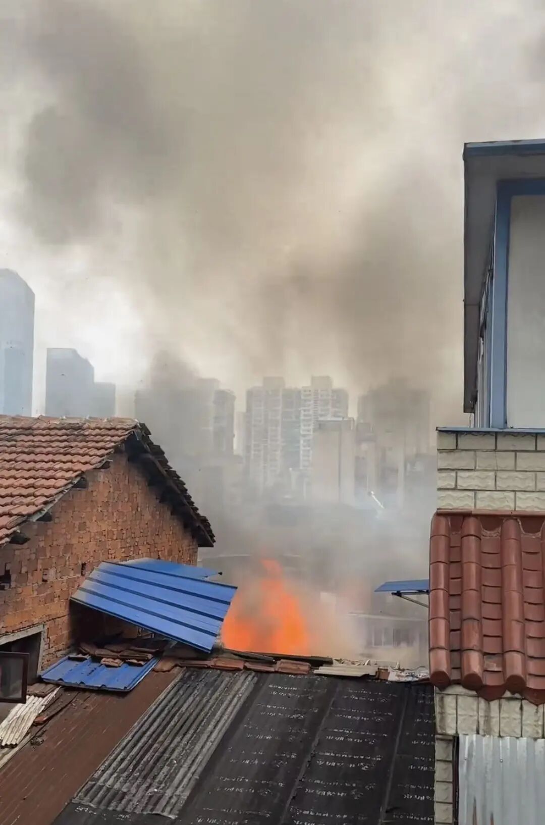 武汉长堤街一居民楼发生火灾，现场浓烟滚滚！应急管理局：未造成人员伤亡