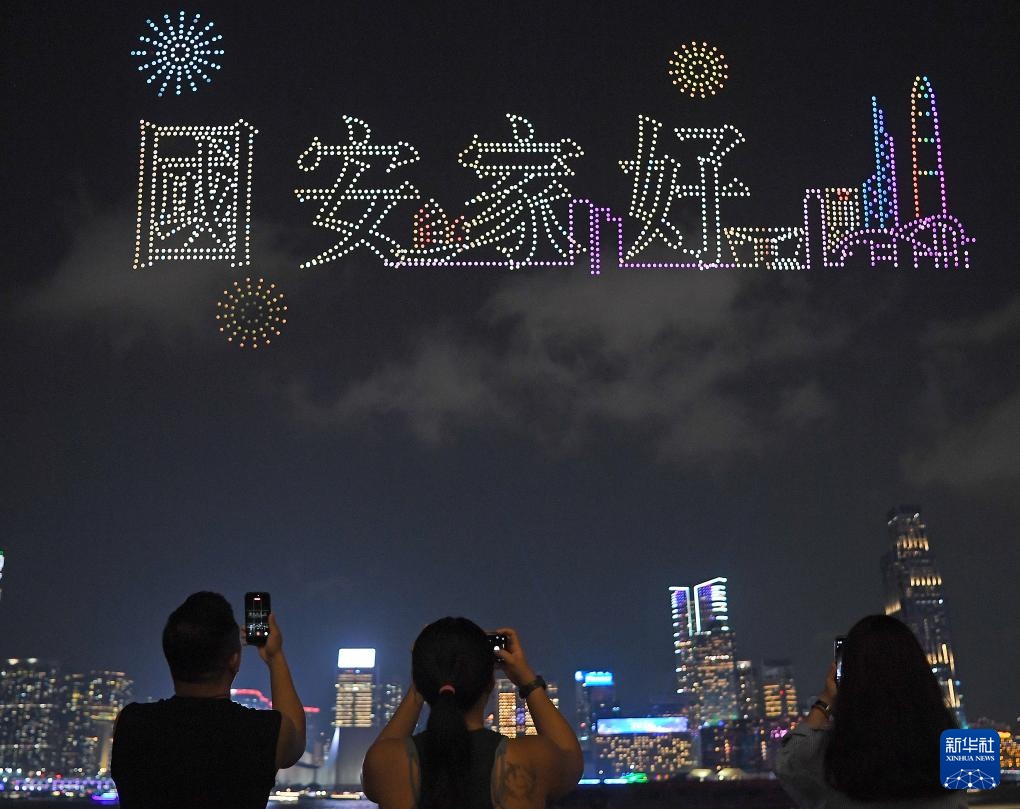 全民国家安全教育日大型无人机表演点亮香港夜空