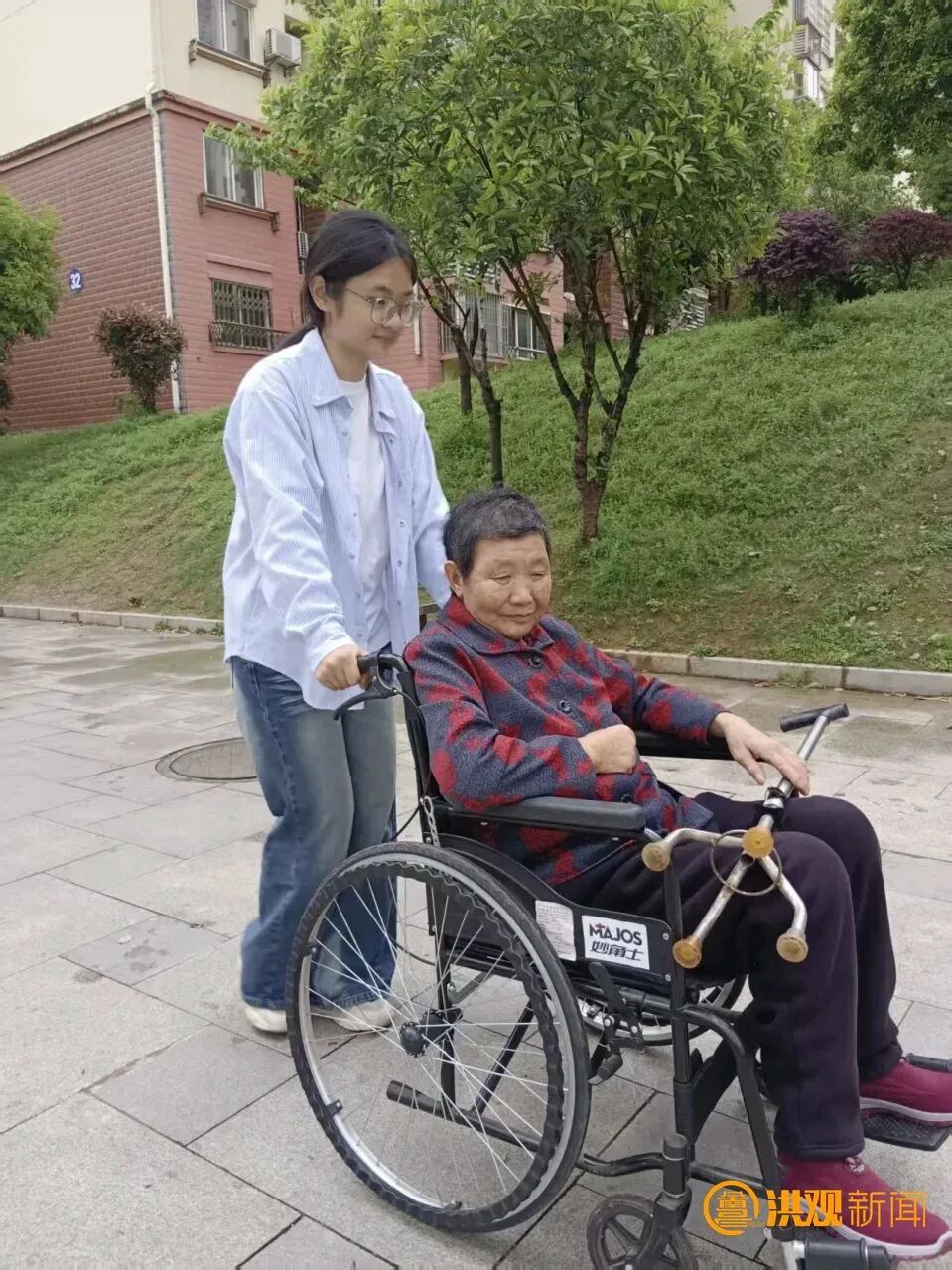 “以后无论到哪里,我都要把奶奶带在身边!”江西大二女生带着奶奶上大学 “以后无论到哪里,我都要把奶奶带在身边!”江西大二女生带着奶奶上大学