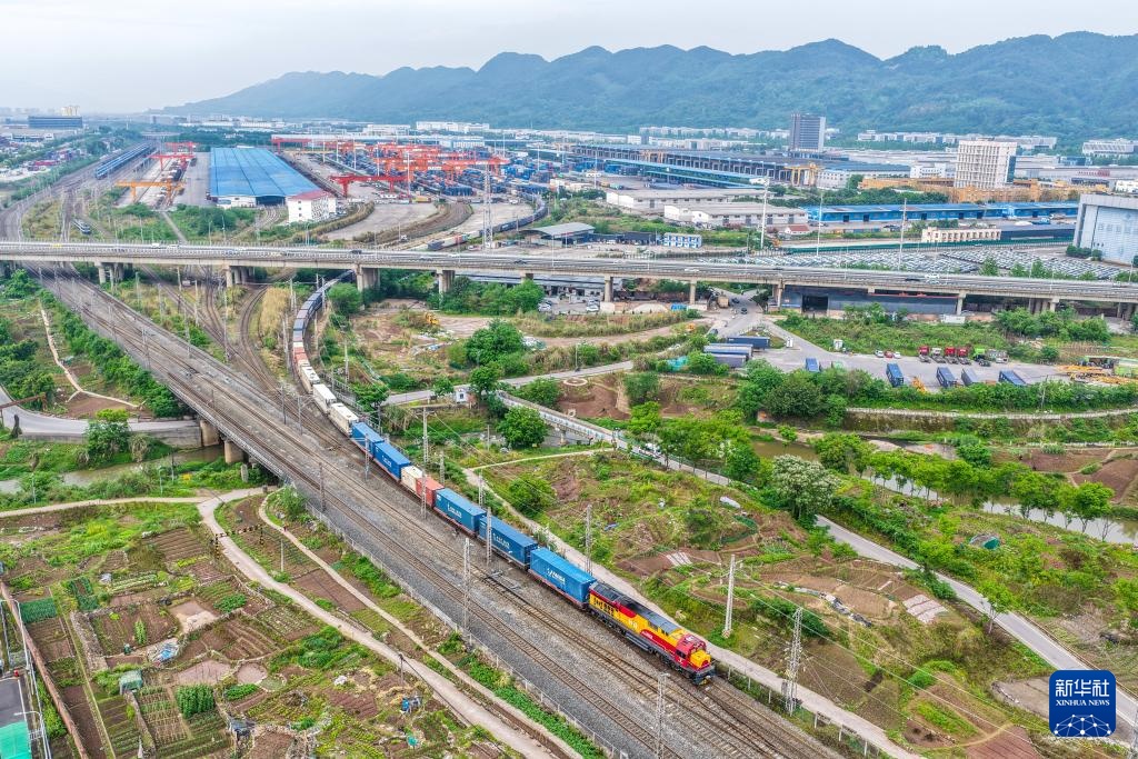 西部陆海新通道中老跨境班列新能源汽车专列加速“渝车出海”