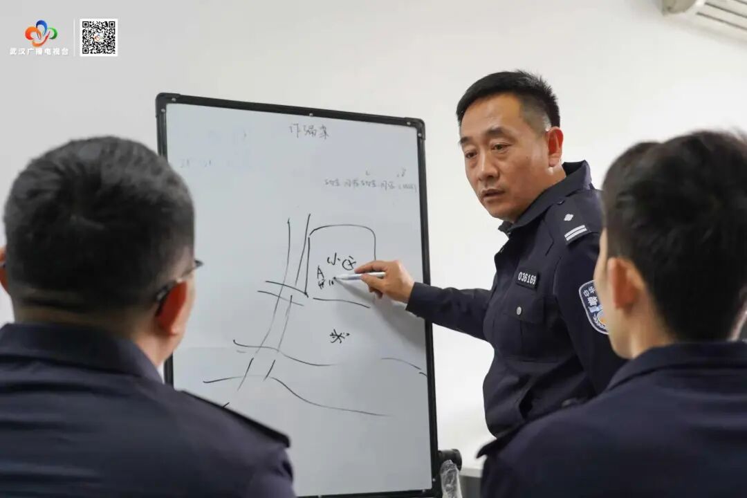 当神秘“取手”刚向100万元伸出，警察到了！