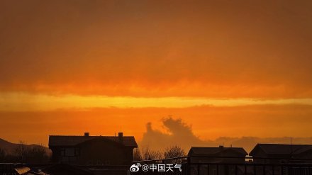 北京春雨中晚霞惊艳亮相