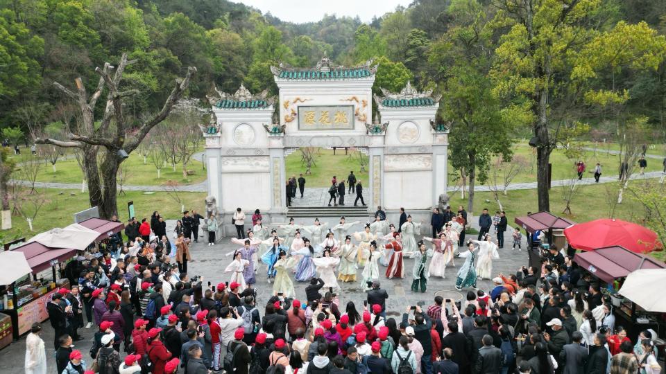 坐着高铁看中国|高铁串起湘渝19地,长沙至重庆3小时53分,沿线景区省外游客大增 坐着高铁看中国|高铁串起湘渝19地,长沙至重庆3小时53分,沿线景区省外游客大增