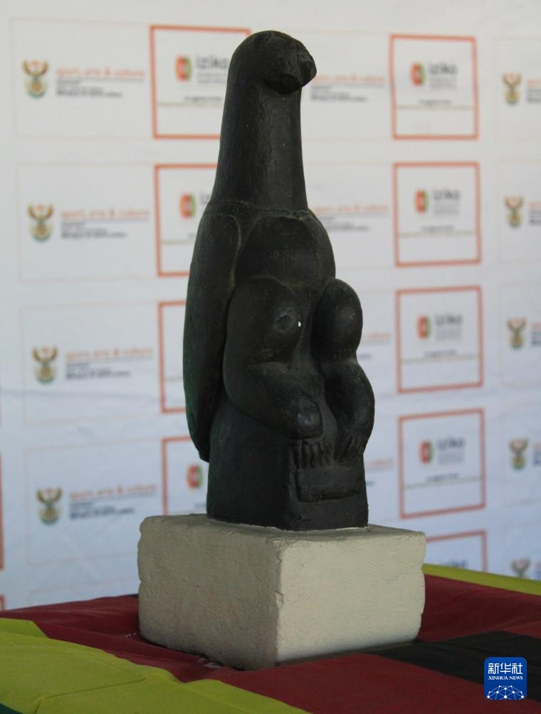 南非向津巴布韦归还“津巴布韦鸟”石雕等文物