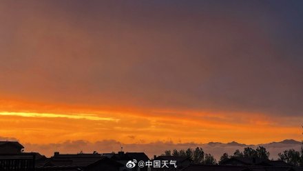 北京春雨中晚霞惊艳亮相