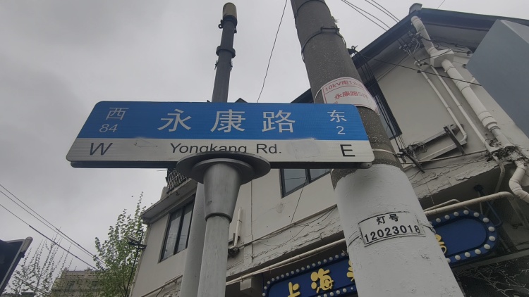 上海“罚站咖啡”客流把隔壁店门堵死，花店老板无奈发帖喊话，评论区炸出几千条留言