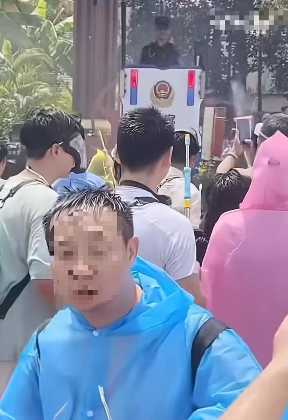 “警察执勤,请勿泼水!”云南景洪泼水节警察执勤点位贴出告示依然被泼水,当地回应 “警察执勤,请勿泼水!”云南景洪泼水节警察执勤点位贴出告示依然被泼水,当地回应