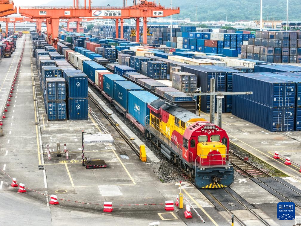 西部陆海新通道中老跨境班列新能源汽车专列加速“渝车出海”
