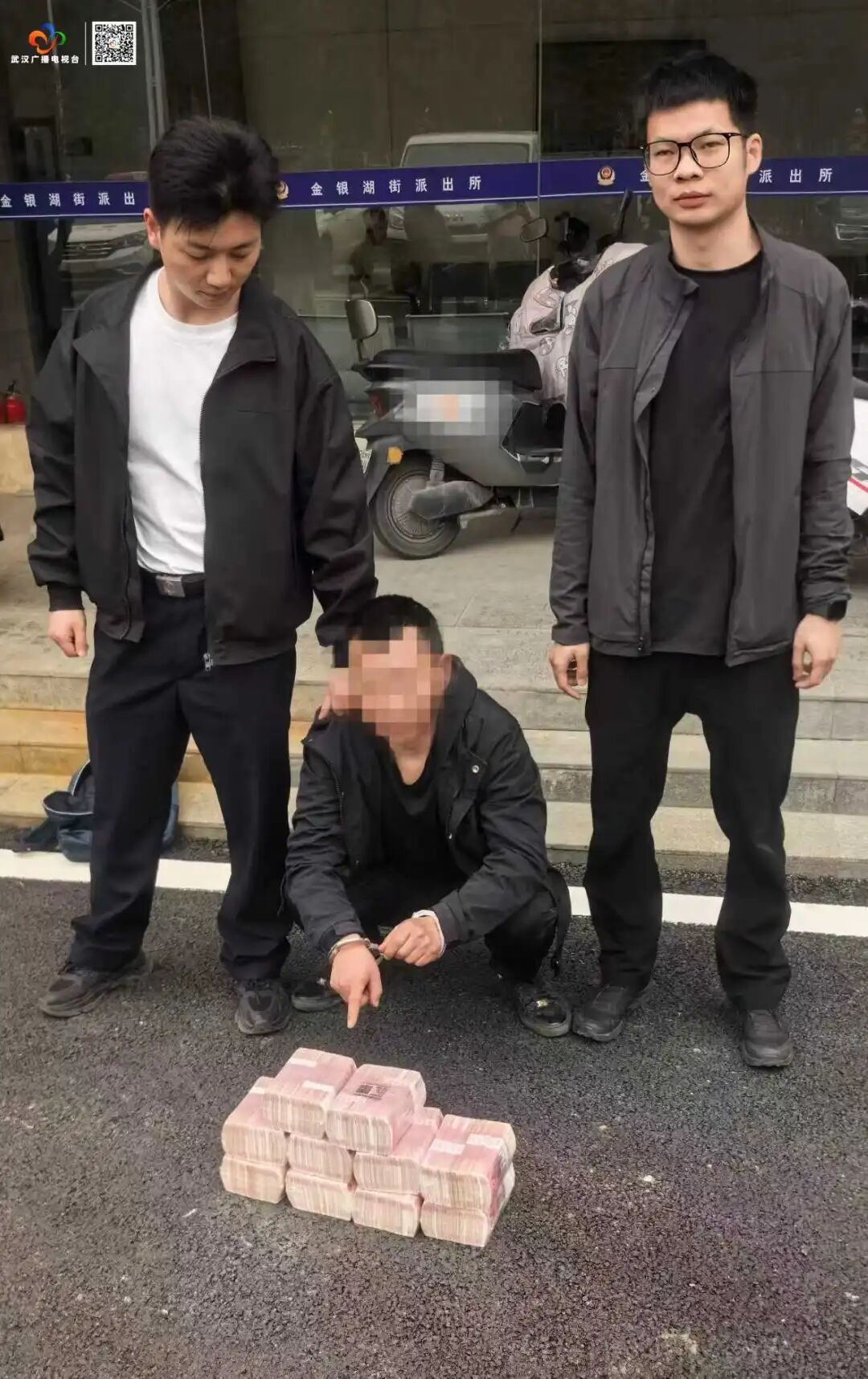 当神秘“取手”刚向100万元伸出，警察到了！