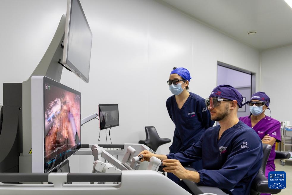 “中国智造”手术机器人走向世界