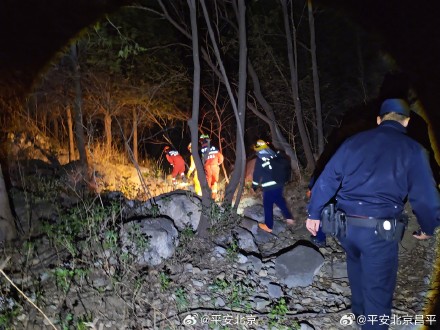 暮色深山迷路客 民警引灯照归途 暮色深山迷路客 民警引灯照归途