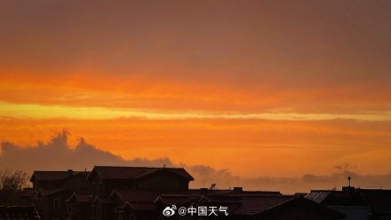 北京春雨中晚霞惊艳亮相