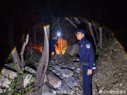 暮色深山迷路客 民警引灯照归途 暮色深山迷路客 民警引灯照归途