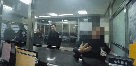 民警被“吼”十几天帮事主从骗子手里抢回77万