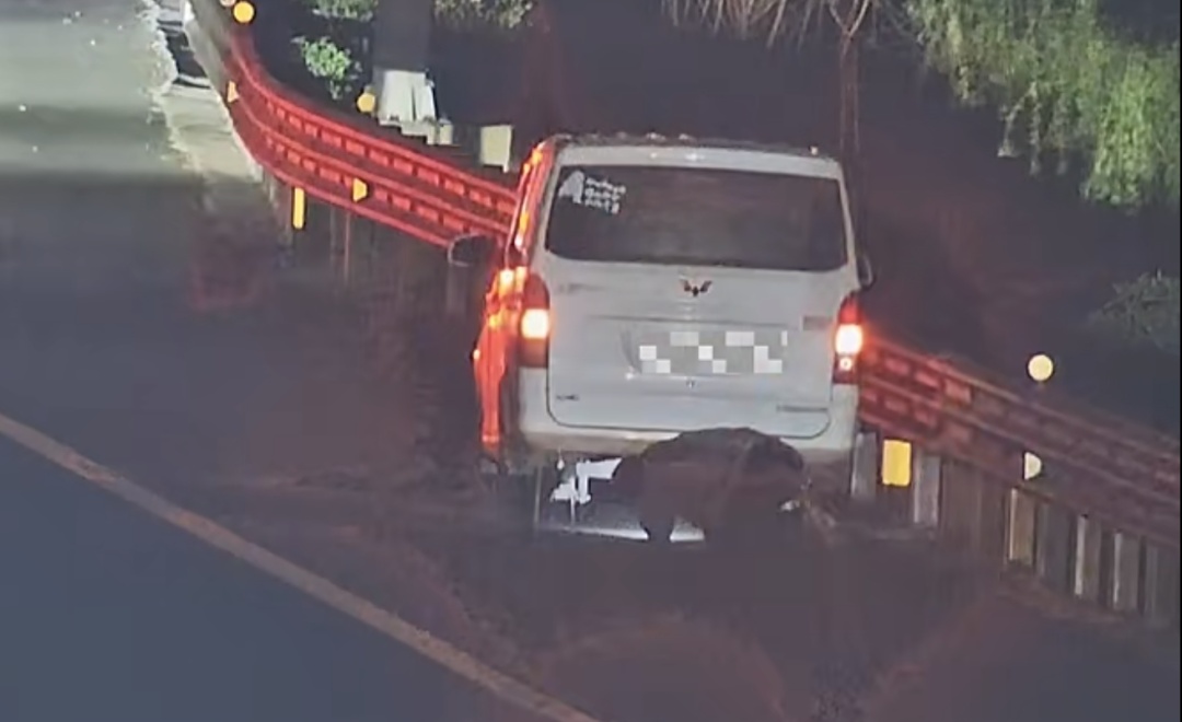 “我吓得现在还打哆嗦！”深夜趴高速上检查车辆，三分钟后……