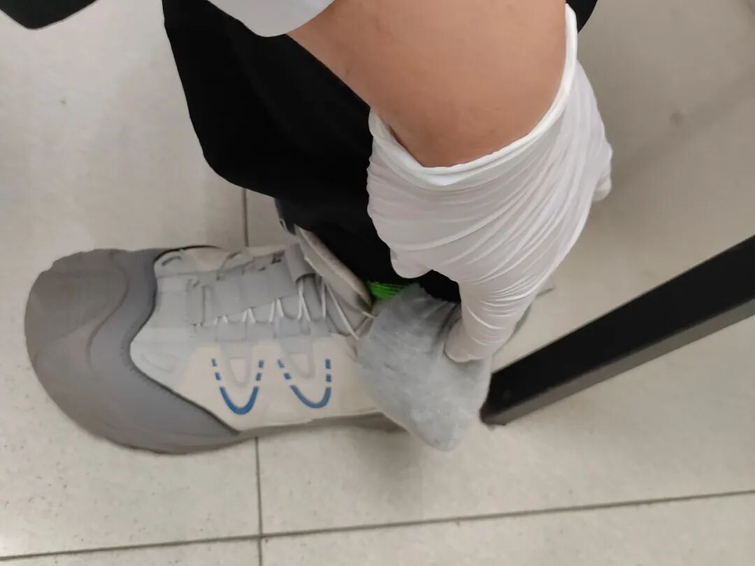 男子袜中藏活蛇试图“过关”,入境深圳时被查 男子袜中藏活蛇试图“过关”,入境深圳时被查