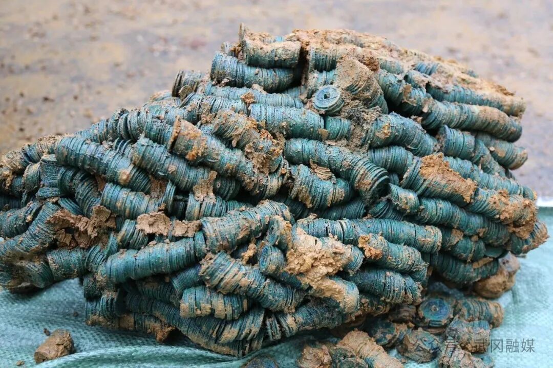 湖南一工地挖出大量古钱币，预估约3吨（含水和泥土）