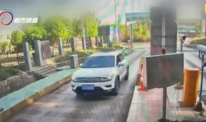 又是导航惹的祸？高速逆行13公里还浑然不知，驾照直接记满12分