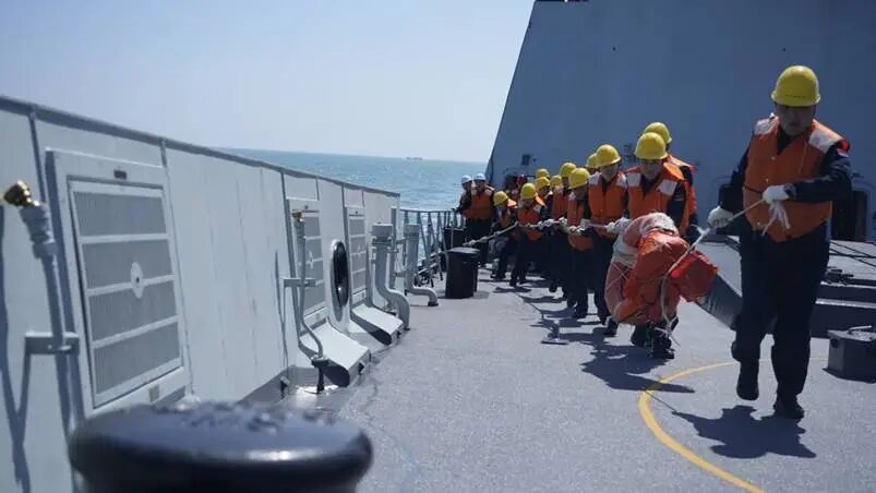 “发现‘敌’无人艇，摧毁！”