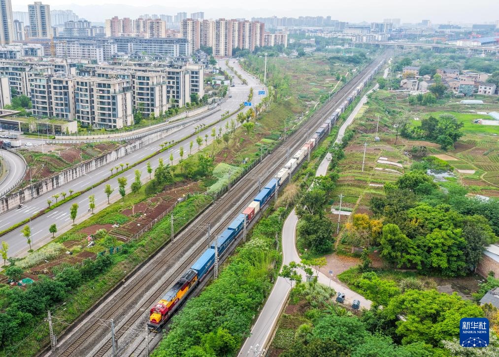 西部陆海新通道中老跨境班列新能源汽车专列加速“渝车出海”