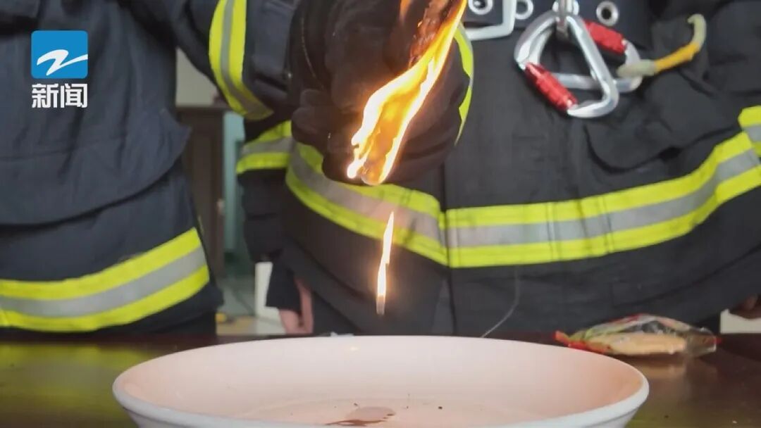 一片燃烧1分24秒，温度高达320℃！很多家庭囤的这些东西，比油还危险…