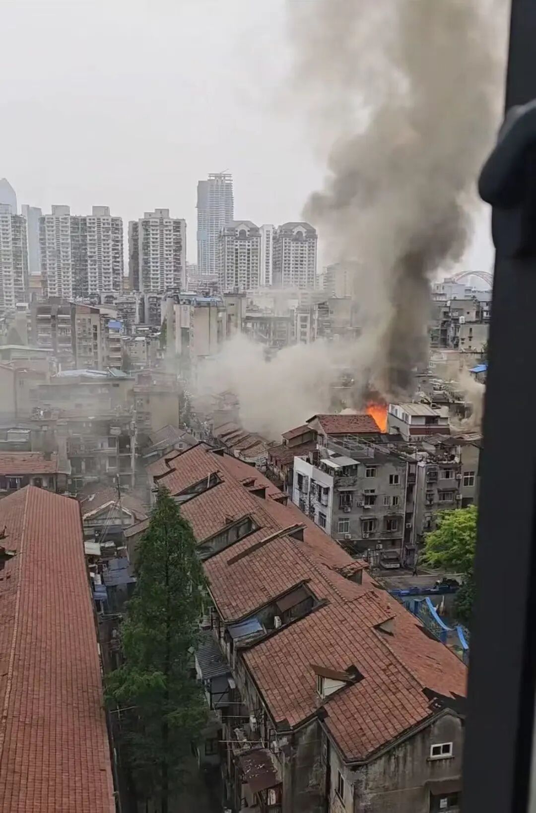 武汉长堤街一居民楼发生火灾，现场浓烟滚滚！应急管理局：未造成人员伤亡