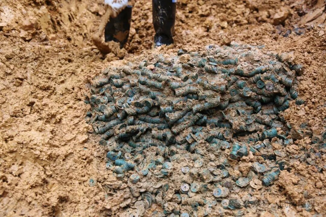 湖南一工地挖出大量古钱币，预估约3吨（含水和泥土）