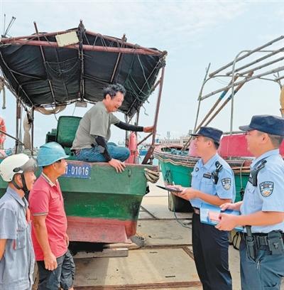 永兴岛上的藏蓝 温暖群众的颜色 永兴岛上的藏蓝 温暖群众的颜色