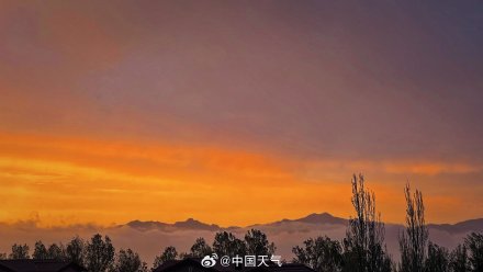 北京春雨中晚霞惊艳亮相