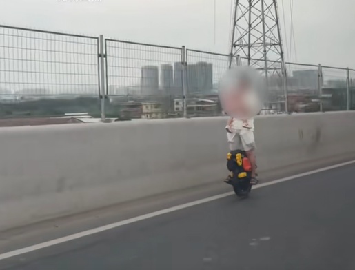 太离谱！一男子抱着婴儿在沙湾大桥上骑平衡车，广州交警：罚！