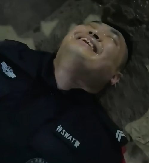 特警队员张智勇累瘫在地上,笑了 特警队员张智勇累瘫在地上,笑了