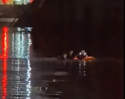 特警队员张智勇累瘫在地上,笑了 特警队员张智勇累瘫在地上,笑了