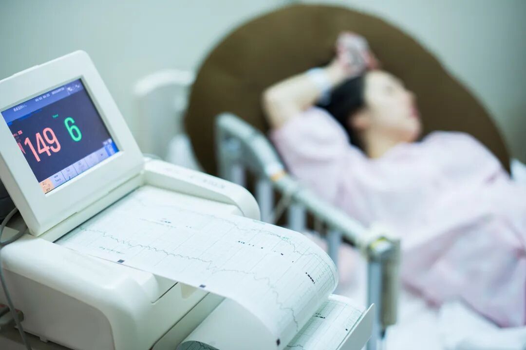 女子宫缩剧痛2小时仍坚持不打无痛！丈夫差点跪下哀求：求你了…