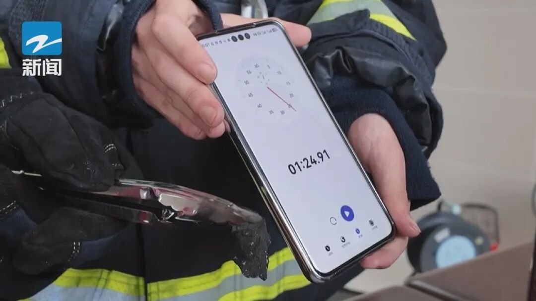 一片燃烧1分24秒，温度高达320℃！很多家庭囤的这些东西，比油还危险…