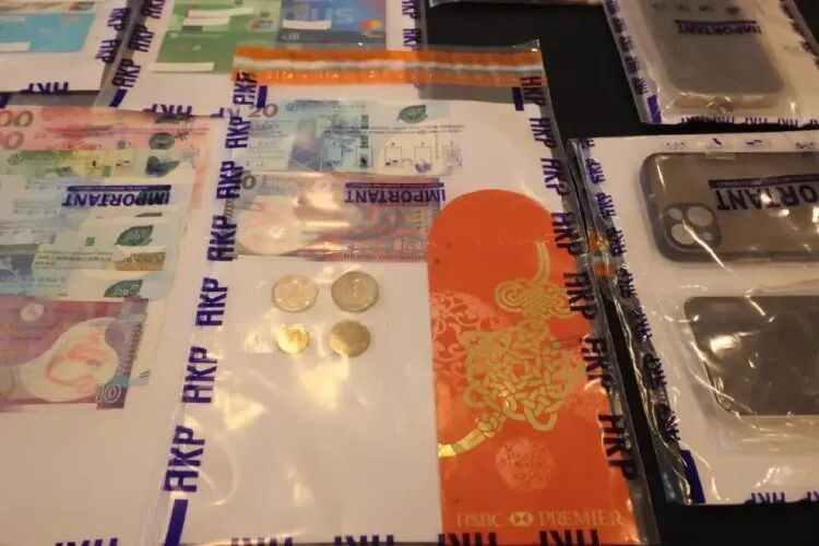 香港警方“反三合会”行动拘捕18人，团伙涉经营赌档、洗黑钱近千万，头目落网，成员中有一名14岁中学生，涉嫌威逼利诱朋友及同学加入黑帮