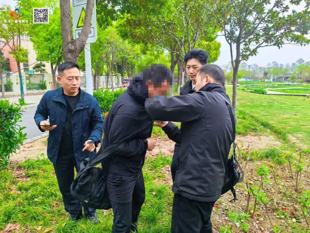 当神秘“取手”刚向100万元伸出，警察到了！