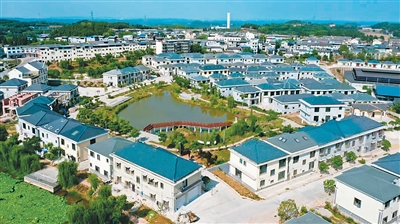 工厂预制、现场拼装，像“搭积木”一样建起好房子