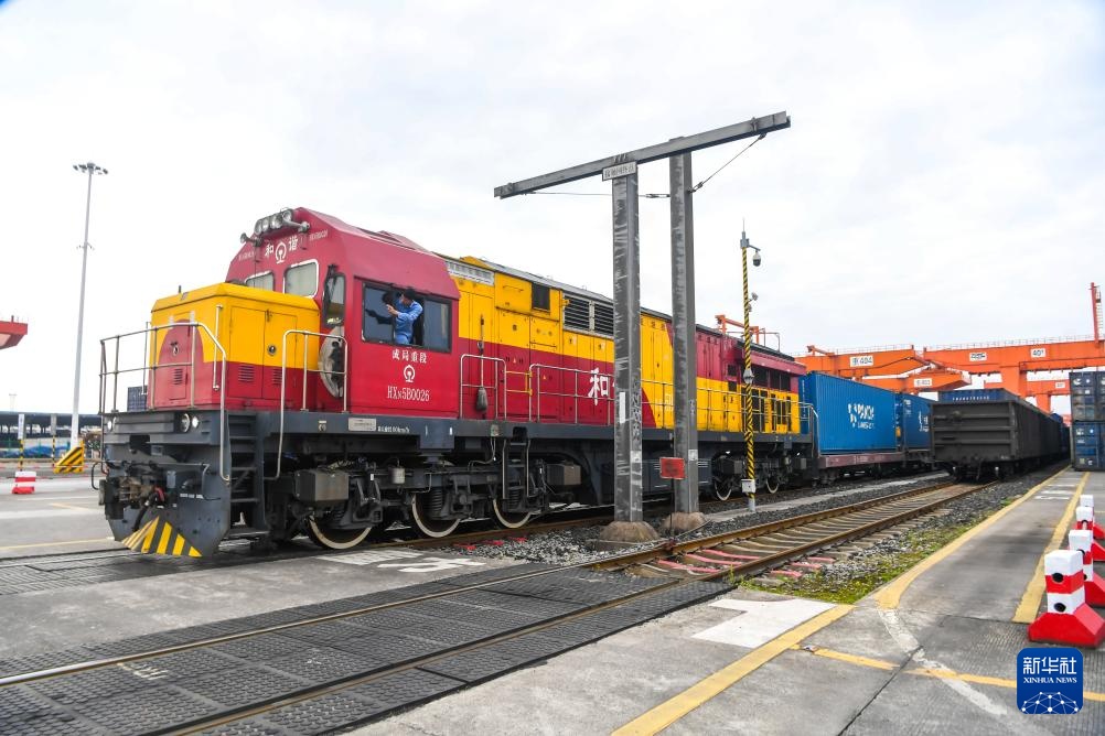 西部陆海新通道中老跨境班列新能源汽车专列加速“渝车出海”