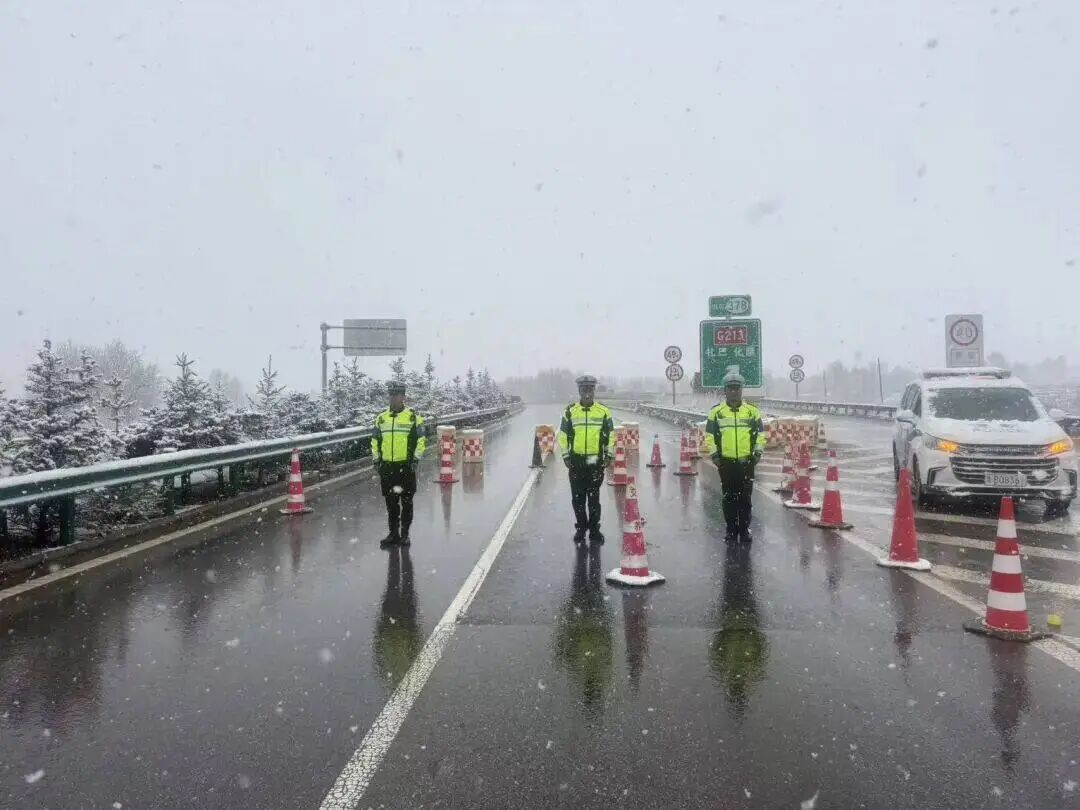 受降雪影响，青海部分路段临时交通管制