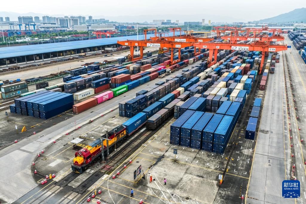 西部陆海新通道中老跨境班列新能源汽车专列加速“渝车出海”