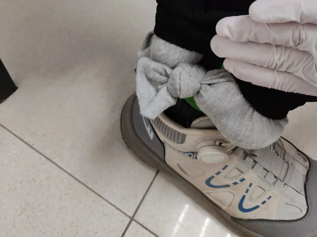 男子袜中藏活蛇试图“过关”,入境深圳时被查 男子袜中藏活蛇试图“过关”,入境深圳时被查