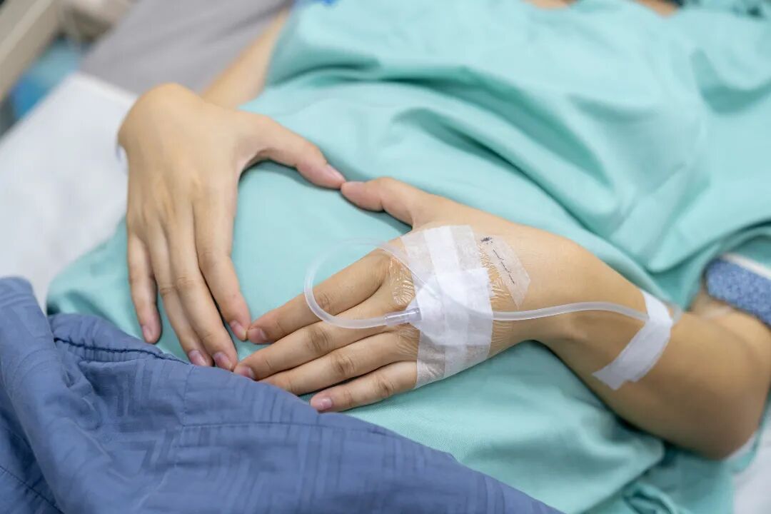 女子宫缩剧痛2小时仍坚持不打无痛！丈夫差点跪下哀求：求你了…